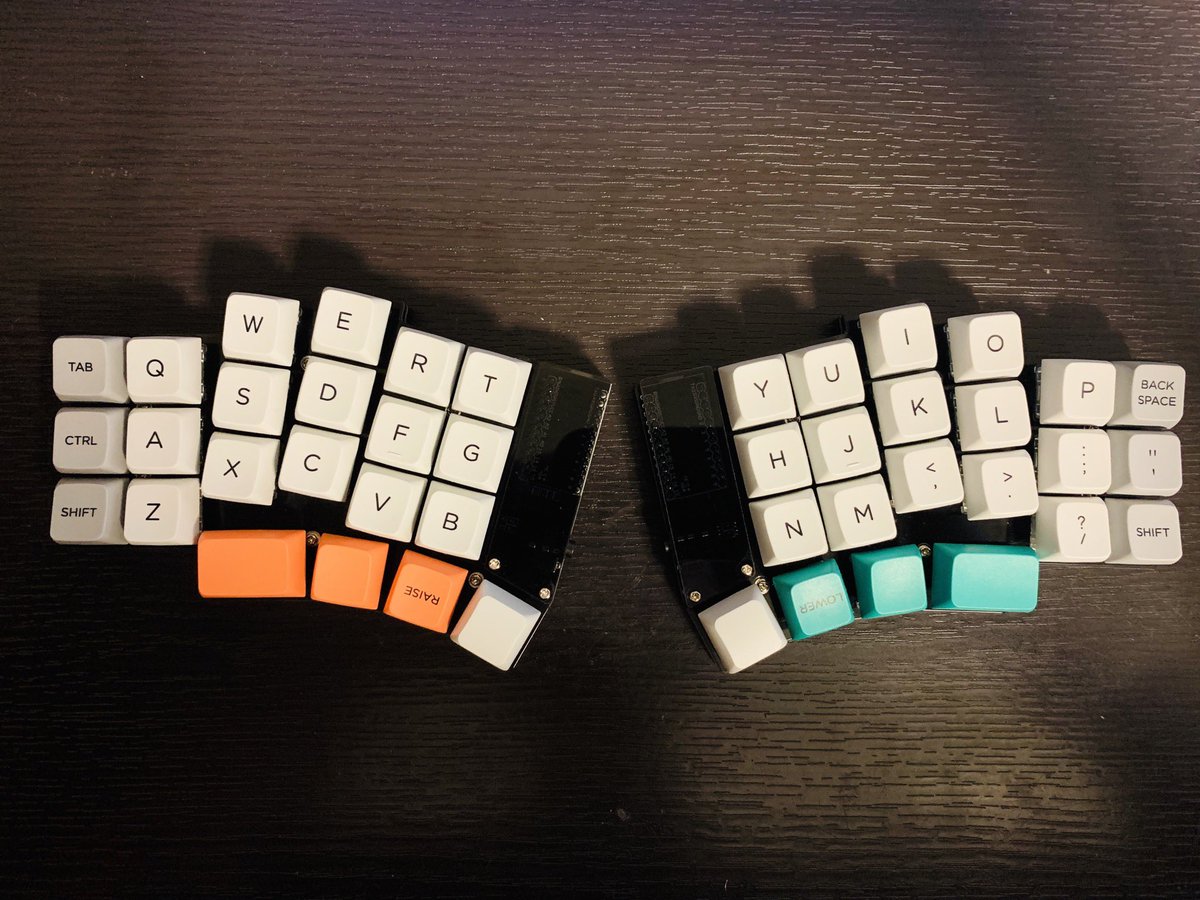 _camiha's tweet photo. 分離型キーボード「Adelie」完成！
#自作キーボード https://t.co/FeramN6Wqf