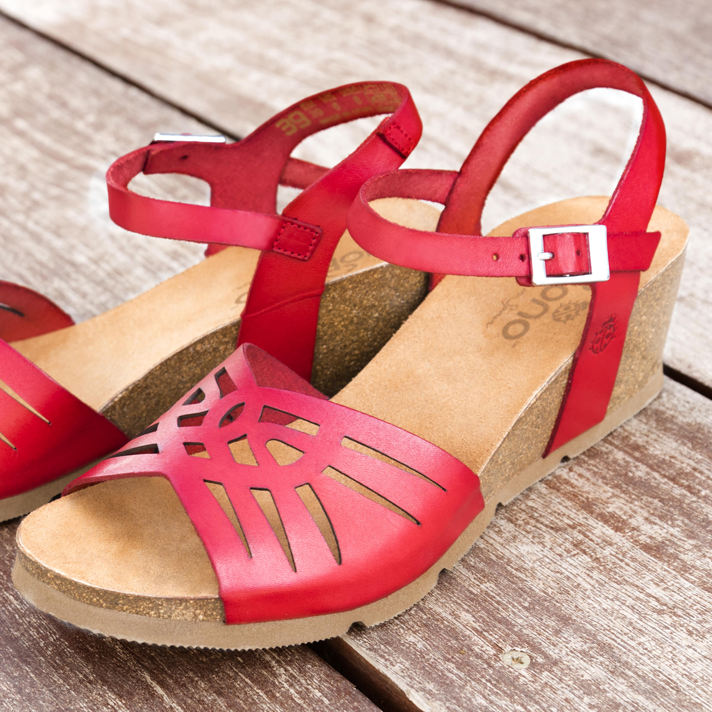 Yokono Shoes on Twitter: "Atrévete con unas sandalias de cuña rojas y convierte un look casual en un look de lo más elegante. CADIZ 097 ▷ https://t.co/ytarahG5Mn #Yokono #Yokonoshoes #Shoes #zapatos #