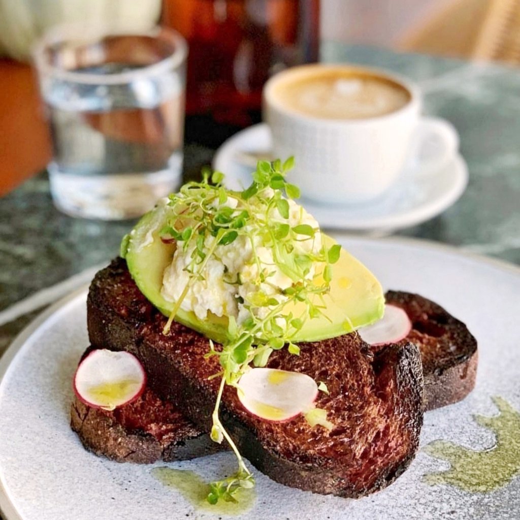 It's not often that we get a chance to enjoy a leisurely #Brunch on a Monday! Make the best of it 🥑😋☕#SpringBankHoliday #BankHolidayWeekend #Coffee | 📷 IG: sassyseats