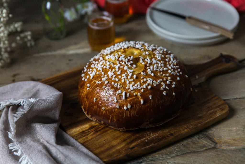 LA MOUNA C'est est une brioche en forme de dôme ou de couronne, originaire d'Oran elle tient son nom du Fort Lamoune. Il s'agit d'une pâte levée faite de farine, eau, lait, levure de boulanger, à laquelle on adjoint de l’huile, le jus et le zeste d’oranges et une tisane d’anis.