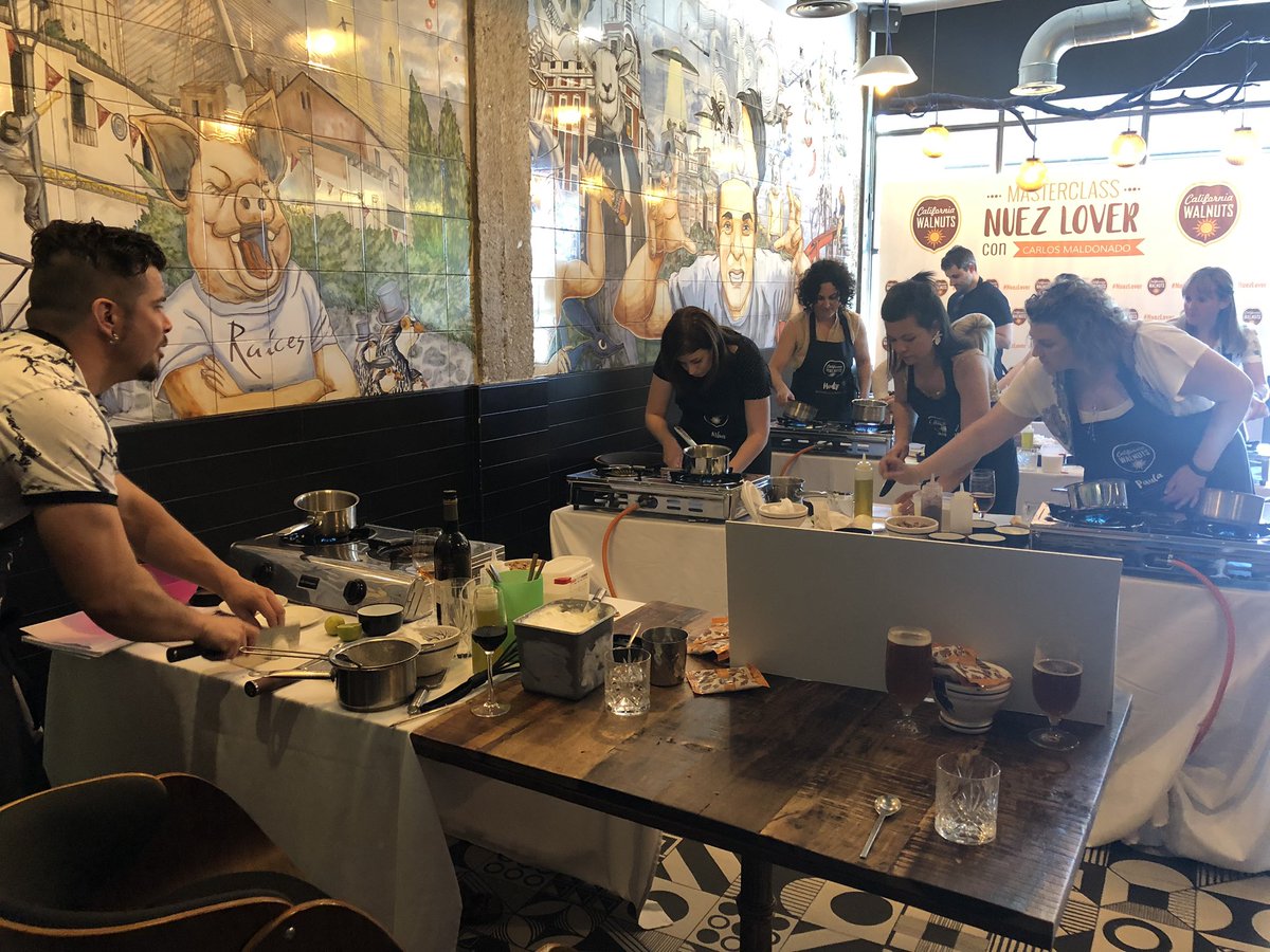 NuezCalifornia's tweet photo. ¡Encendemos 🔥 y… a cocinar! En 2 horas tienen que cocinar 4 platos ⏰ ¿Lo conseguirán nuestras #NuezBloggers?
RT ¡Claro que sí!
🧡¡Ellas pueden con todo! 💪 https://t.co/hvAgkMm9kA