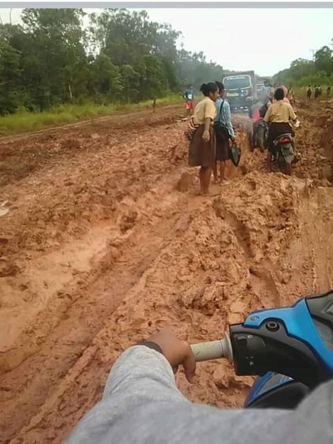 suselo400's tweet image. Tiap musim hujan anak2 sekolah SMP N SMA harus berjibaku dulu dengan jalan berlumpur....
Tolong ya pak @jokowi  kami juga Indonesia kami cinta NKRI
Kasian anak2 negri kami