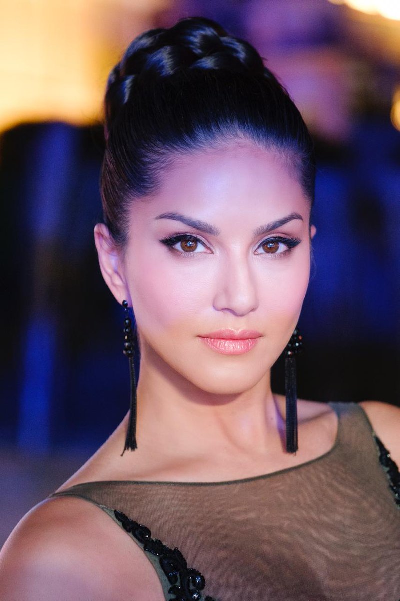 SunnyLeone's tweet photo. Eye liner game on point!!

#SunnyLeone #starstruckbysl https://t.co/b262e1Uhua
