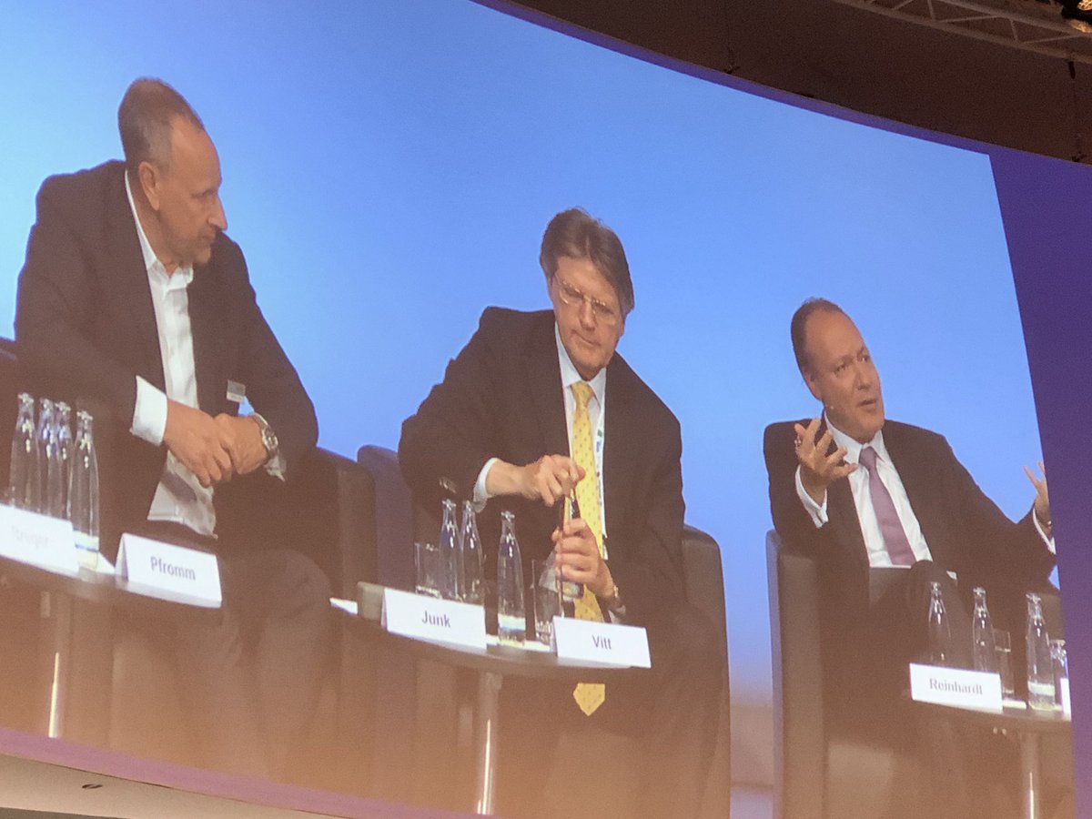 Nicola_Ciensk's tweet photo. Starkes Statement von #Pfromm Senatskanzlei #HH „nicht vergessen Digitalisierung der Verwaltung heißt einerseits Dienste in Richtung Bürger betrifft aber auch d.interne Verwaltung! Digitale Skills müssen aufgebaut werden! ⚽️ geht jetzt an Herrn Schmitz der @Bundesagentur #ZKSV19 https://t.co/XVsu9WVadl