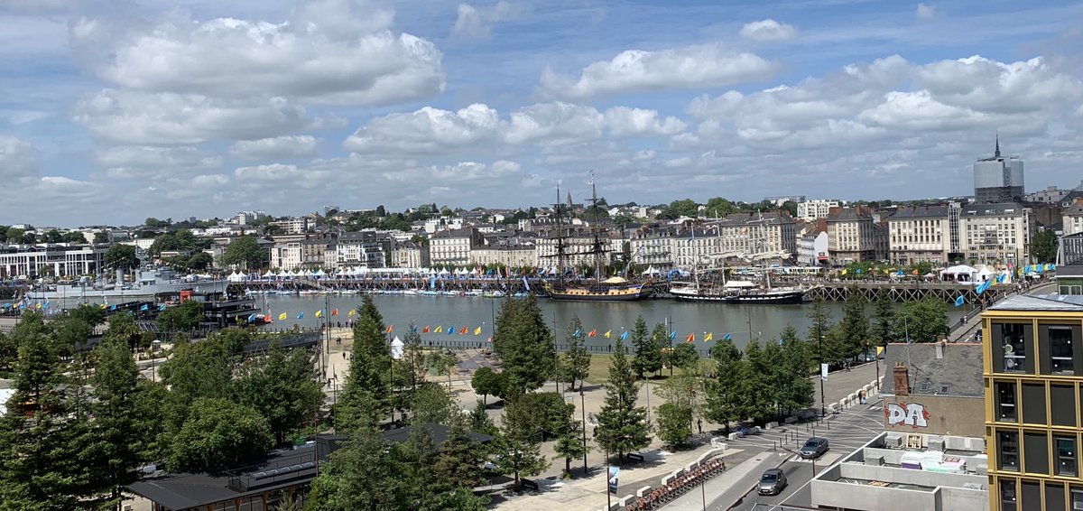 EdouardTUR's tweet image. Une vue direct sur @LHERMIONE_SHIP et @troismats_Belem ainsi que la flotte des beneteaus de @LaSolitaire_50e depuis les bureaux @LRTechnoGroupe