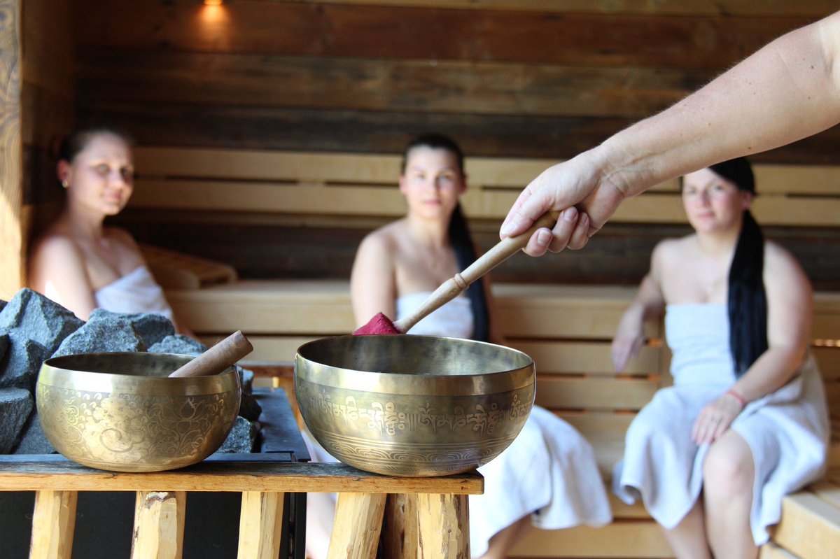 In unserer Saunablockhütte gibt es jetzt auch Klangschalenaufgüsse. Und dazu den Duft unserer natürlichen Rehlegger Kräuterfee-Essenzen. #berghotelrehlegg