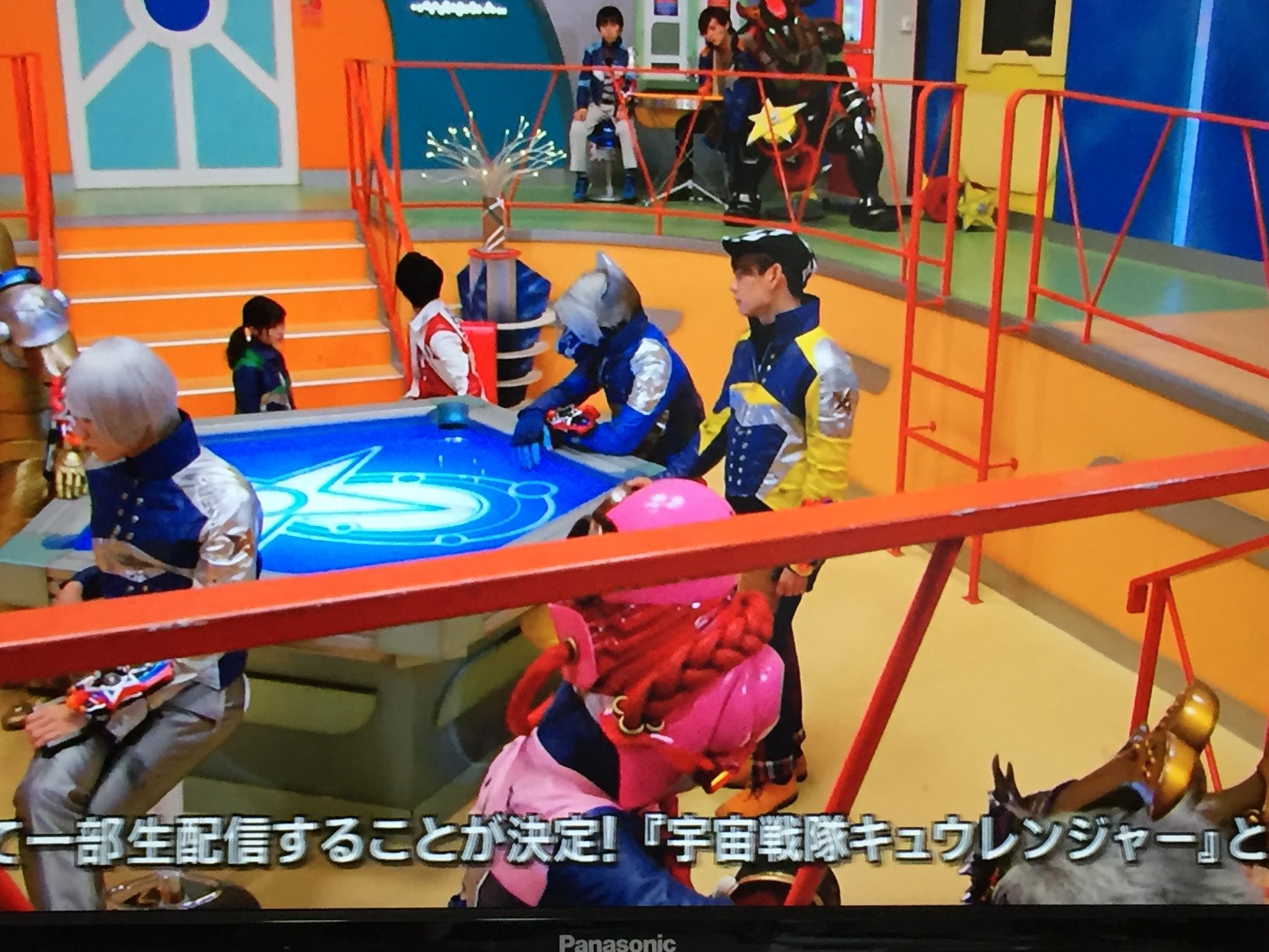 森藤陸 宇宙戦隊キュウレンジャー 第46話でクエルボがラッキーに見せた絶望のビジョンの中で みんなが絶望に打ちひしがれた状態の中でラプターがショウ司令にマッサージしてんの面白いな 宇宙戦隊キュウレンジャー T Co Owddroszxz Twitter