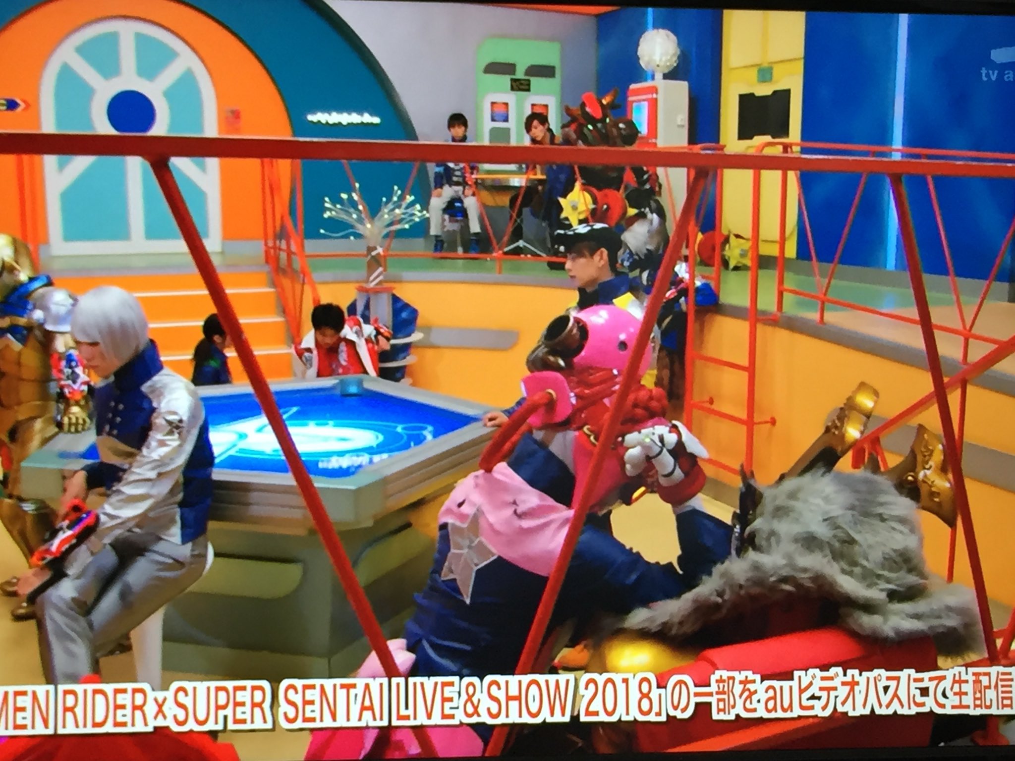 森藤陸 宇宙戦隊キュウレンジャー 第46話でクエルボがラッキーに見せた絶望のビジョンの中で みんなが絶望に打ちひしがれた状態の中でラプターがショウ司令にマッサージしてんの面白いな 宇宙戦隊キュウレンジャー T Co Owddroszxz Twitter