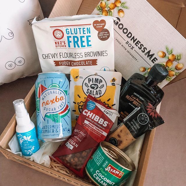 sarahnoons_'s tweet image. Another month of @goodnessmebox and hello so much yum goodies 👌🏼 already demolished the Brownies and not mad about it 🙊🙊 #goodnessmebox #giftedforsarze bit.ly/2YRmiGS