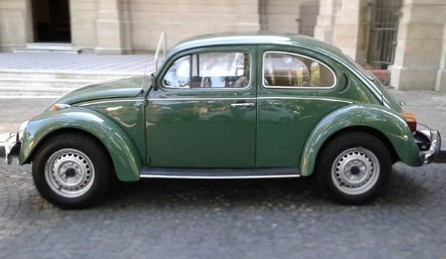 EscalaClasica's tweet photo. IMPORTADOS DE LOS ´80.
Y por supuesto que si hablamos de motores bóxer, es imposible no pensar en el #Escarabajo. #VolkswagenArgentina trajo desde Brasil los #1300L, un modelo que se fabricaba allí desde 1967, año en el que reemplazó al 1200 que había na… https://t.co/eEuhtAeTYX https://t.co/4Lue3nJRVd