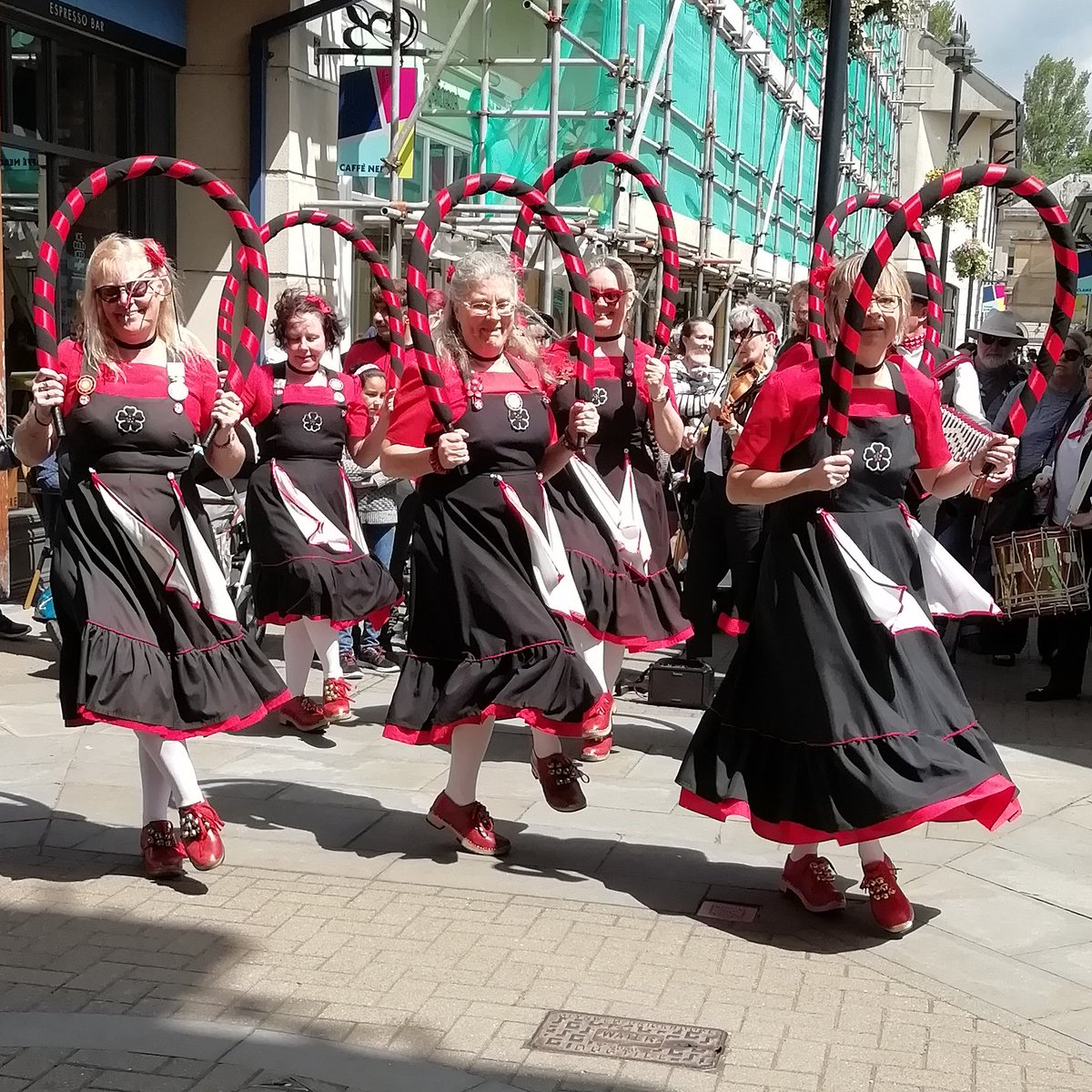 The sun is out, the sky is blue... There is some scaffolding to spoil the view, but it's jingling in our heart. And indeed on our feet.