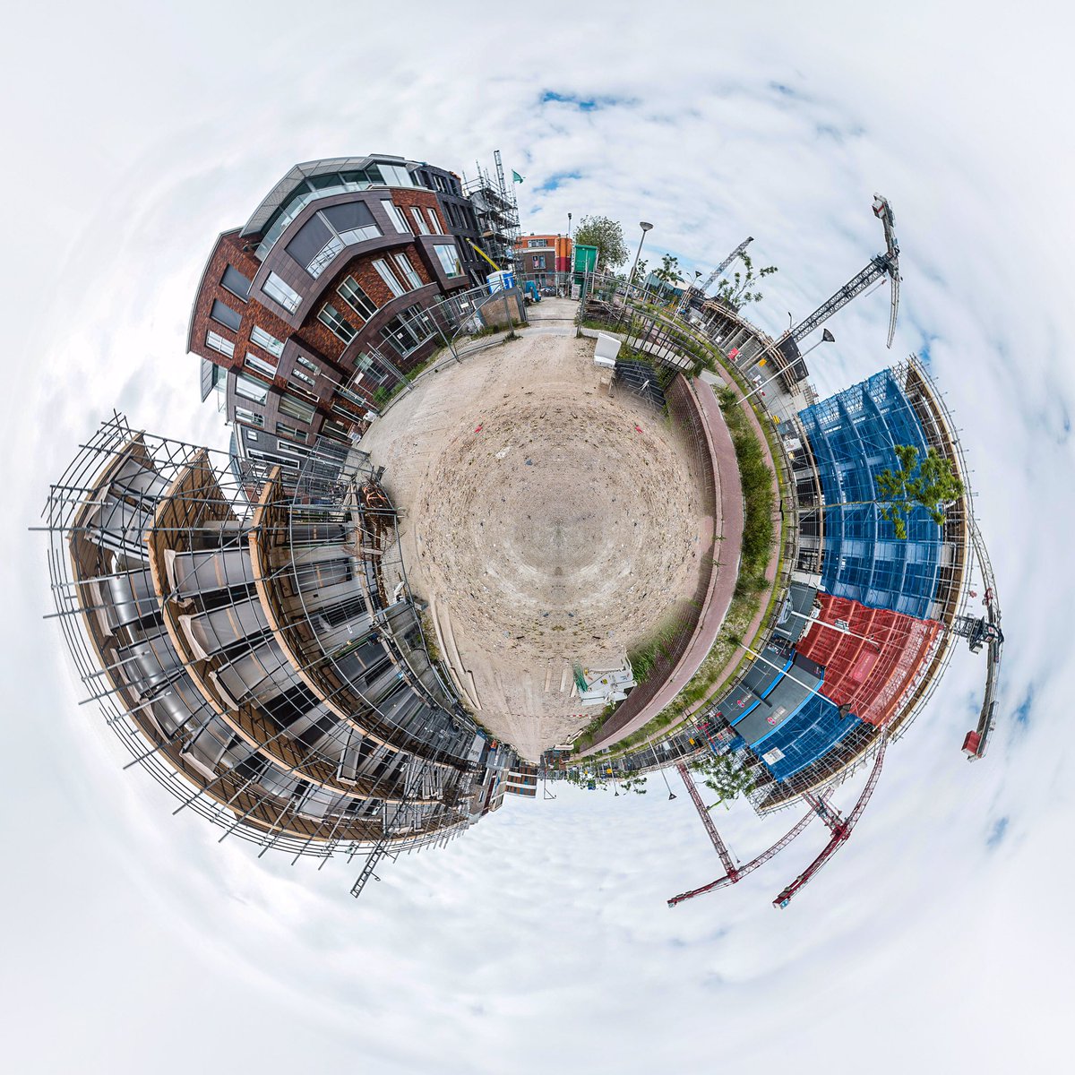 Intrigerende foto die Luc Soethout maakte van zijn eigen huis in onze 1e cpo Grachtenhuis Nieuw Delft met uitzicht op de 2e cpo Leeuwenhoek Special met @VinkBouw in uitvoering. Op 12 juni organiseert Studio Huijgens een informatiebijeenkomst voor 3e cpo bouwgroep in <a href="/NieuwDelft/">NieuwDelft</a>