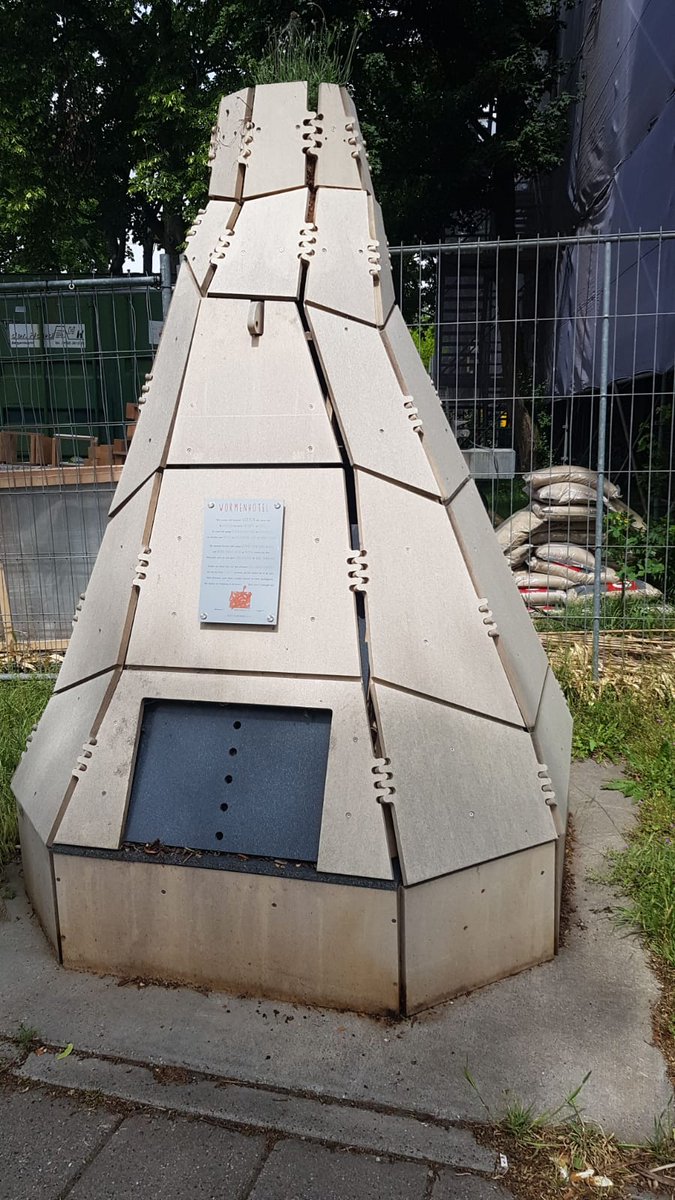 wormenhotel's tweet photo. Vandaag op stap met de stichting #Buurtcompost ter voorbereiding van de Rotterdamse @wormenhotel-s en #composteren in de buurt ... wat 'n prachtige exemplaren hebben we weer ontdekt! Lees ook: https://t.co/c3RNWhJNFI op naar 'n @circulair010! https://t.co/49N6K1MFLb