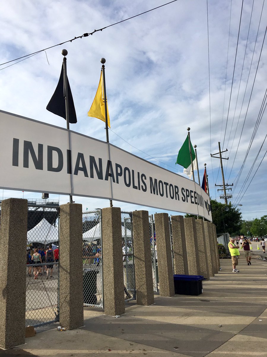 GinaSerf's tweet photo. Everything #RaceDay comes with great energy! 🏁 We ❤️ @IMS! #INDY500 #ThisIsMay #LoveIndy @BradSerf https://t.co/Ffqu1i2QkB