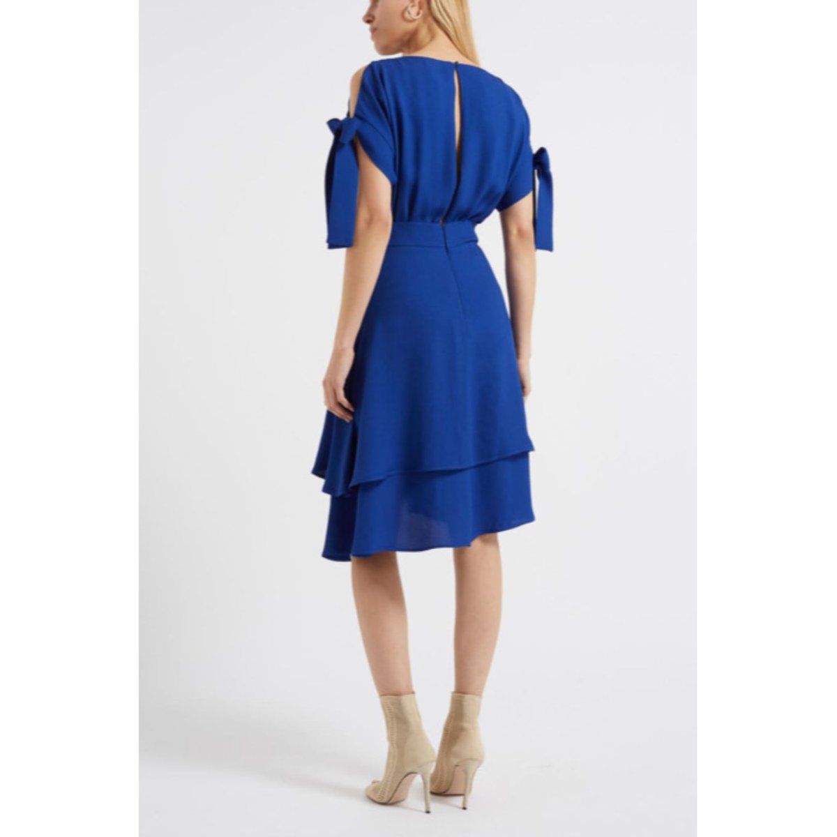Looking for the perfect occasionwear outfit? This Jen Blue Layered Midi Dress with ribbon-tied short sleeves is an elegant item perfect for parties and events.

Shop Now> bit.ly/2MjZBdp