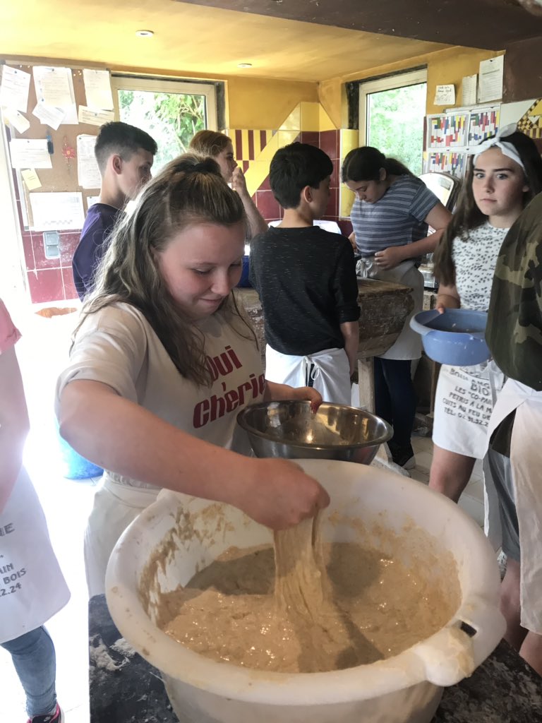 MonifiethFrTrip's tweet photo. Adding the yeast to la Farine, l’eau et le sel de mer #çacolle #sticky #notveryimpressed https://t.co/kHPvgeSmHj