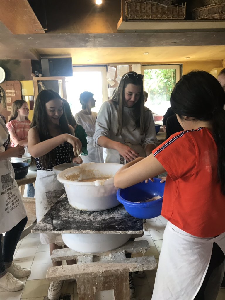 MonifiethFrTrip's tweet photo. Adding the yeast to la Farine, l’eau et le sel de mer #çacolle #sticky #notveryimpressed https://t.co/kHPvgeSmHj