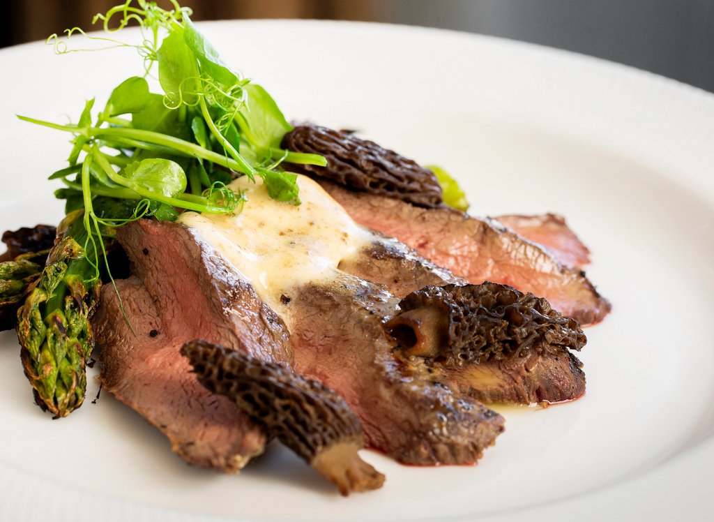 Nothing quite hits the spot like our beautiful Yorkshire flat-iron steak, served with smoked bone marrow, grilled asparagus and morel sauce🍴