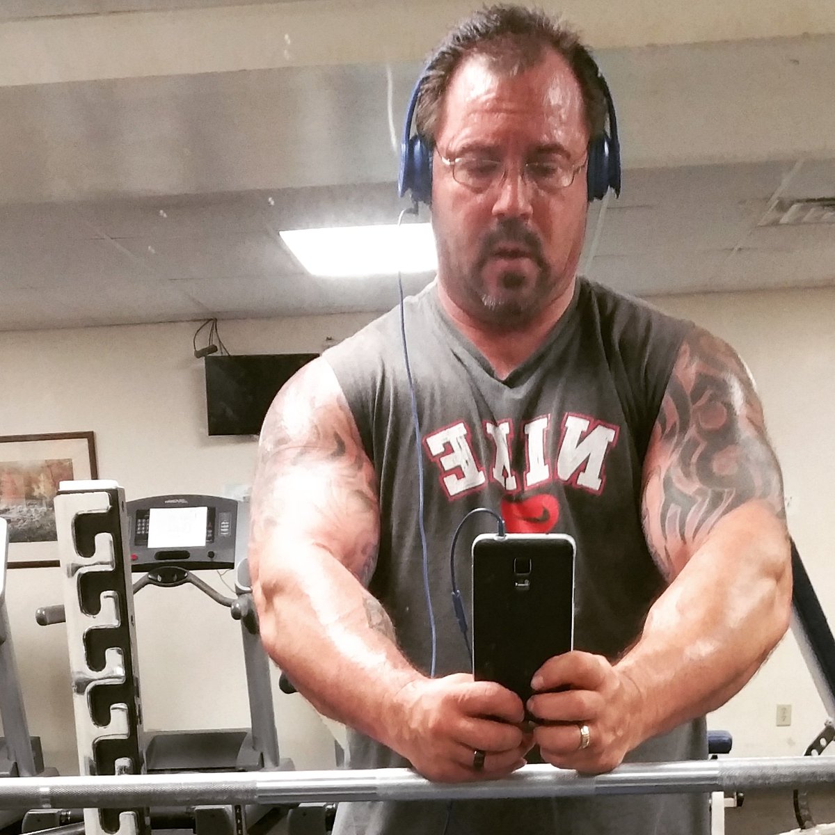 nysplchamp's tweet photo. 53 and lifts like an old man.set goals smash them,keep focused it's all coming together. Down 5 waist sizes up 1 on shirts. Hardest worker in the gym leads to great things to come. RESPECT https://t.co/YbnN4IhcAk