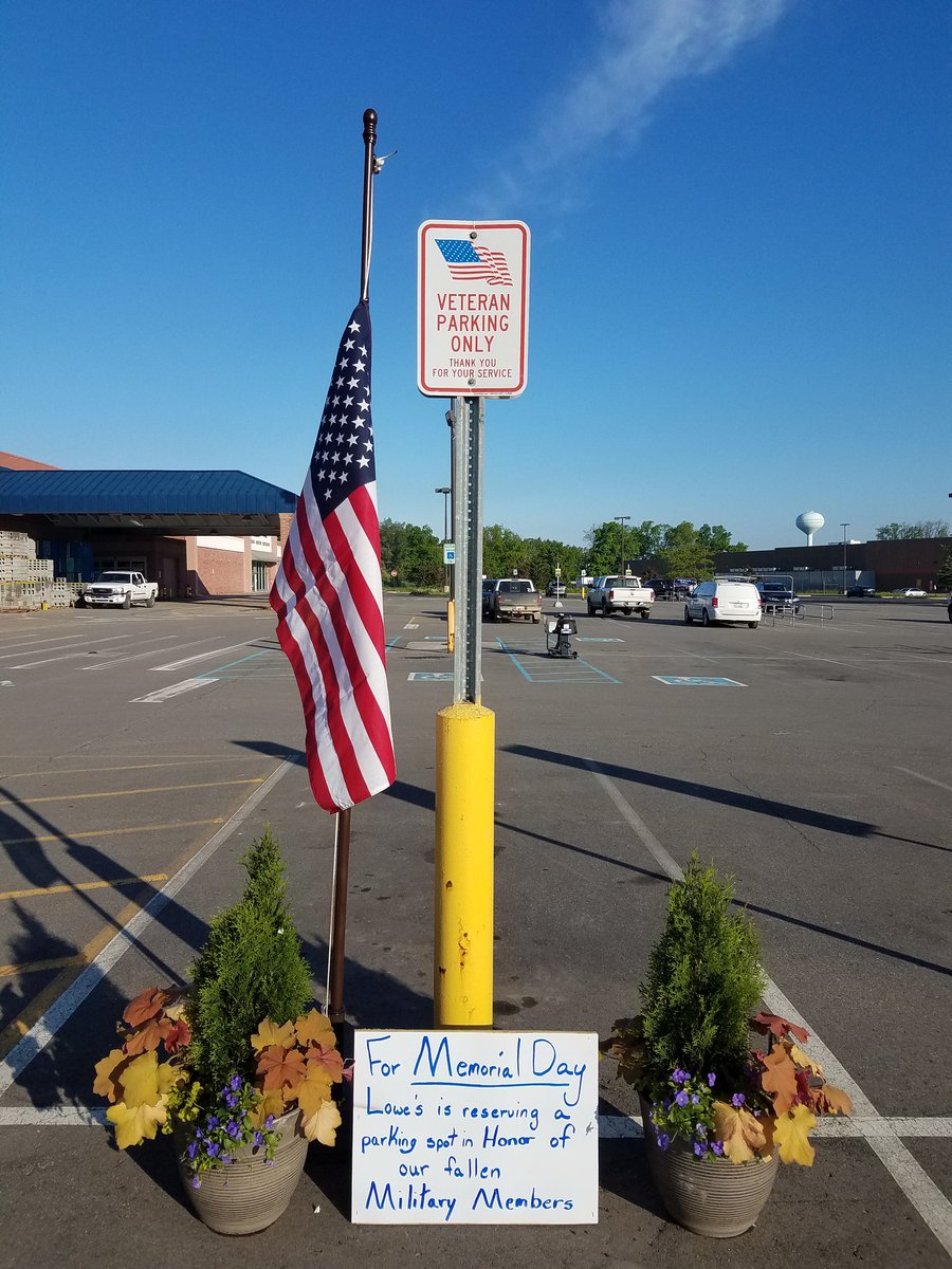 TAltheide's tweet photo. Store #779 Honors the fallen Howell Mi https://t.co/Zk2YVHrhxX