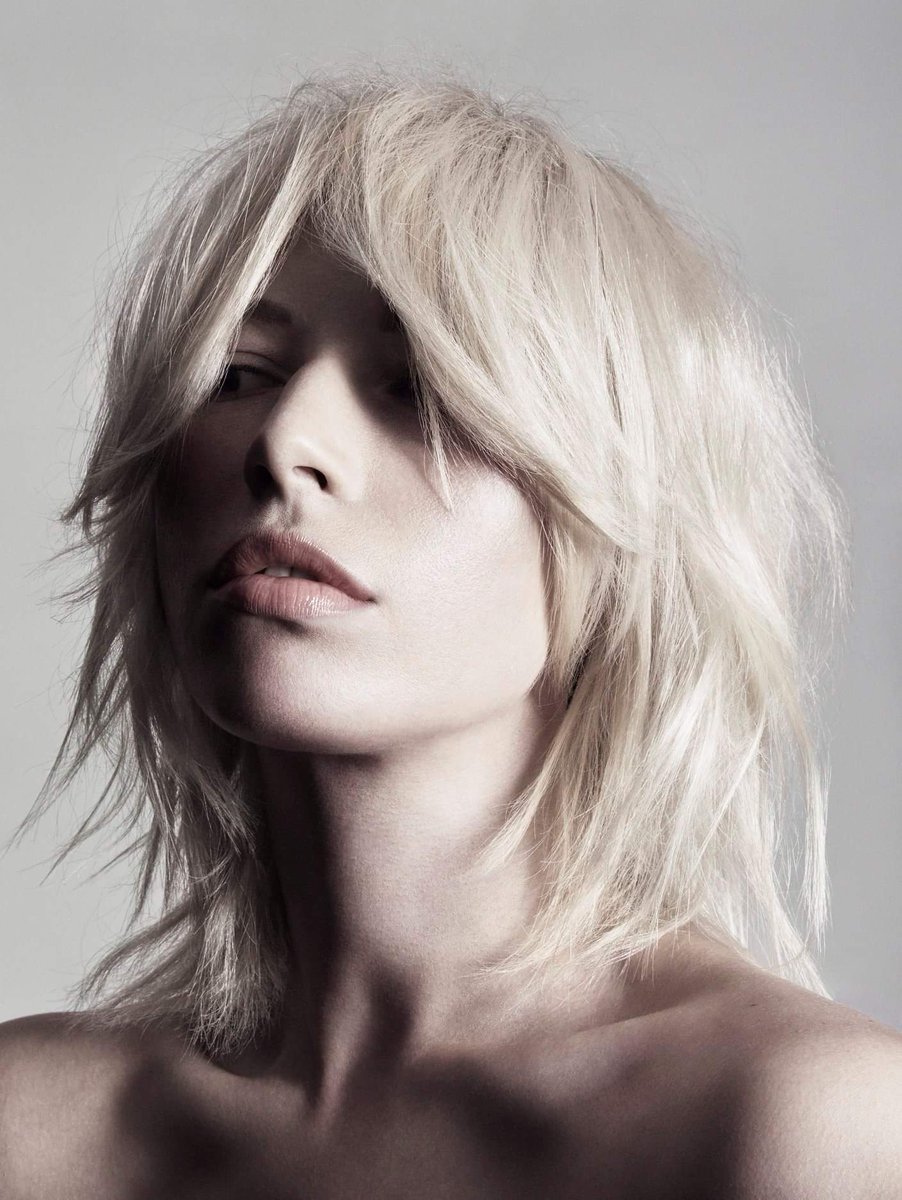 beautymarket_es's tweet photo. 💛 Un rubio perlado e irisado, con cortes y peinados a la última. Las propuestas que dan comienzo a la semana y que nos llegan de manos de George French & Easton Regal Hairdressing en #Round Collection #TopLooks de ¡alto impacto! #FelizLunes #Styles ➡️https://t.co/d39DmE3jwJ https://t.co/hfkqdOD5r6