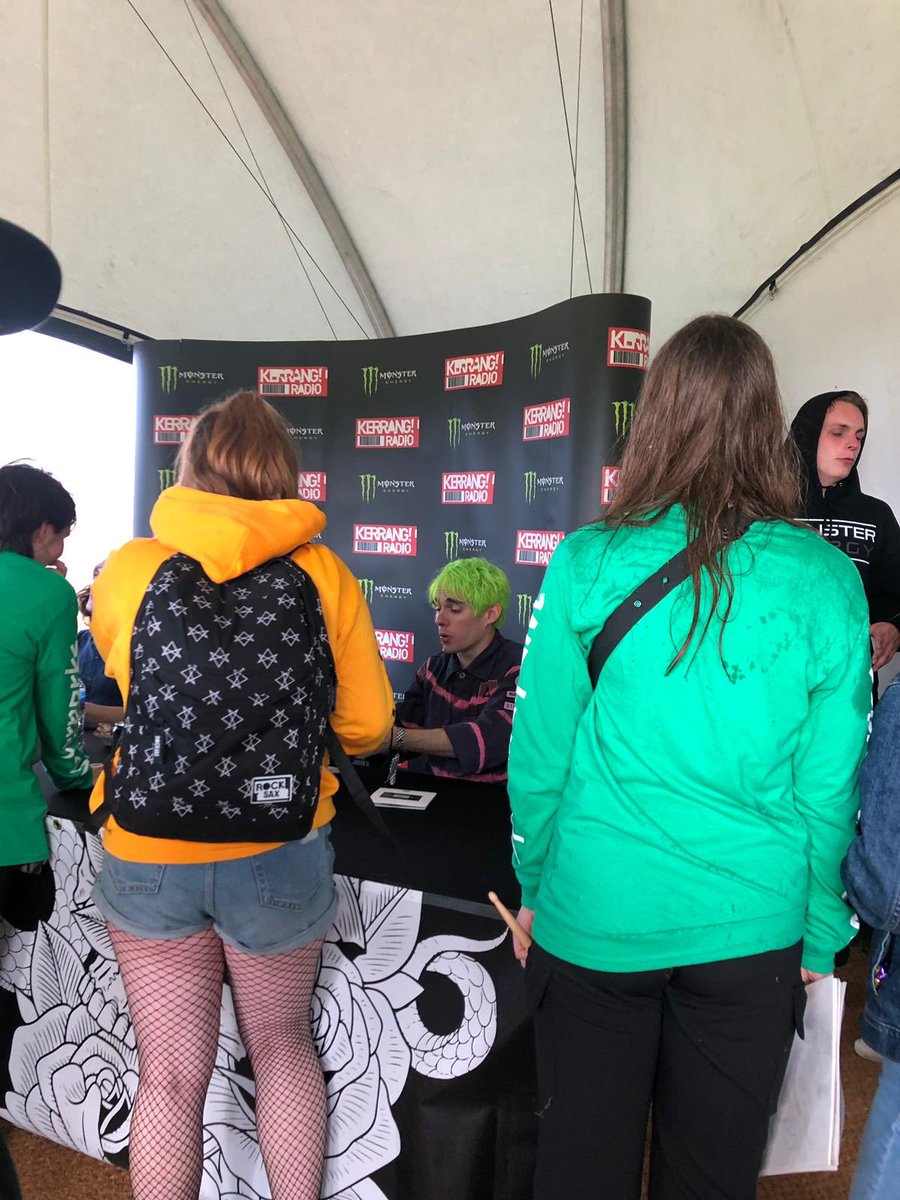 gl00m_boys's tweet photo. @waterparks @awsten @underscoregeoff y’all were so nice tysm for everything (and thanks awsten for signing my cd twice) i hope you liked the drawings i gave you!💚💚💚also awsten give the best hugs #slamdunksouth #Slamdunk2019 #waterparks #waterparkssigning https://t.co/rnqLHTikGP