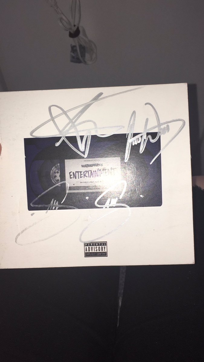 gl00m_boys's tweet photo. @waterparks @awsten @underscoregeoff y’all were so nice tysm for everything (and thanks awsten for signing my cd twice) i hope you liked the drawings i gave you!💚💚💚also awsten give the best hugs #slamdunksouth #Slamdunk2019 #waterparks #waterparkssigning https://t.co/rnqLHTikGP