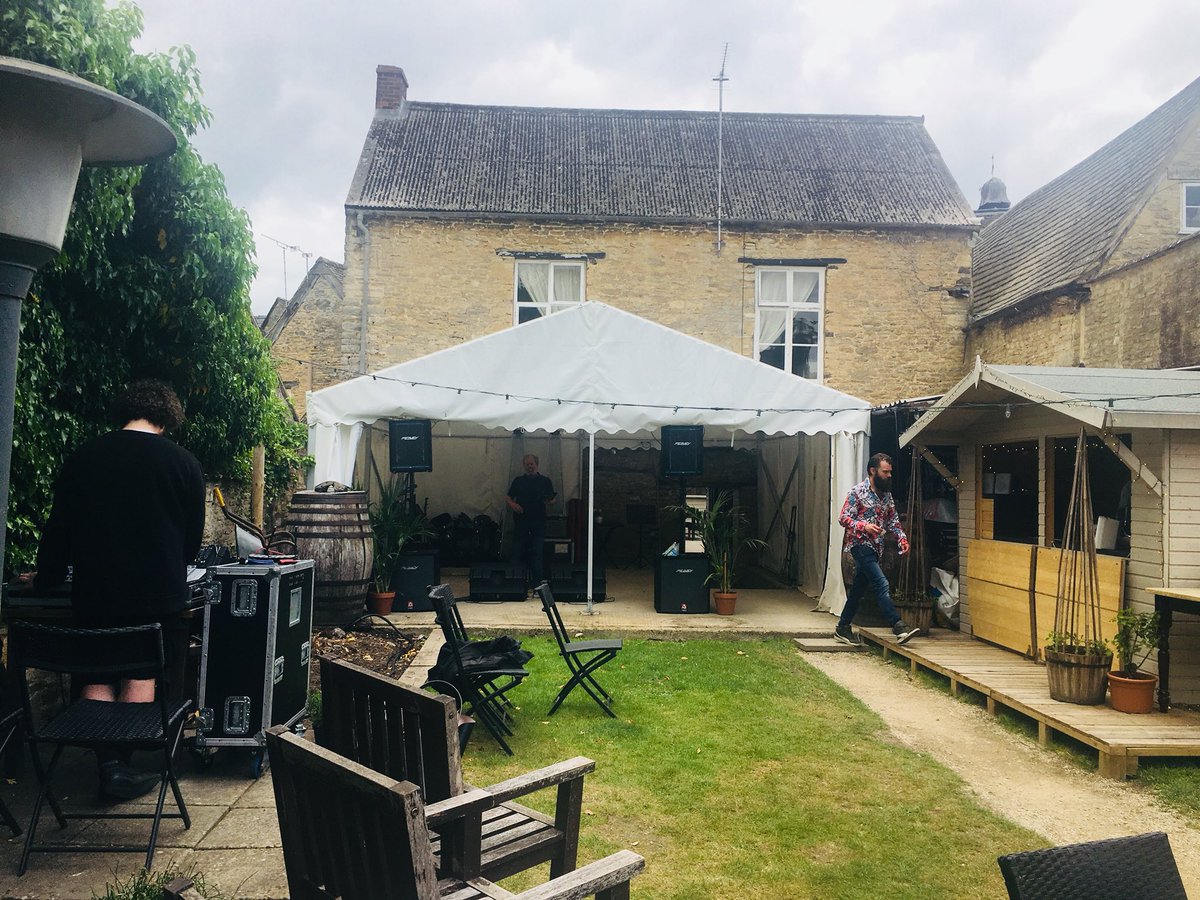 AutumnNeagle's tweet photo. Getting ready for some music in the sun! Derek West also playing at 5 instead of Matt Midgley .. The Plough open now! @WitneyMusicFest @Catgodmusic @WedWolvesBand @_LauraJones__  @moreWitney @WitneyRadio 🕶 https://t.co/o4bODf7UNu