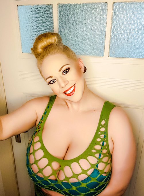 2 pic. Hello new week ?hello monday ? have a great day ????? #Montagslaecheln #BoobsOfTheDay https://t