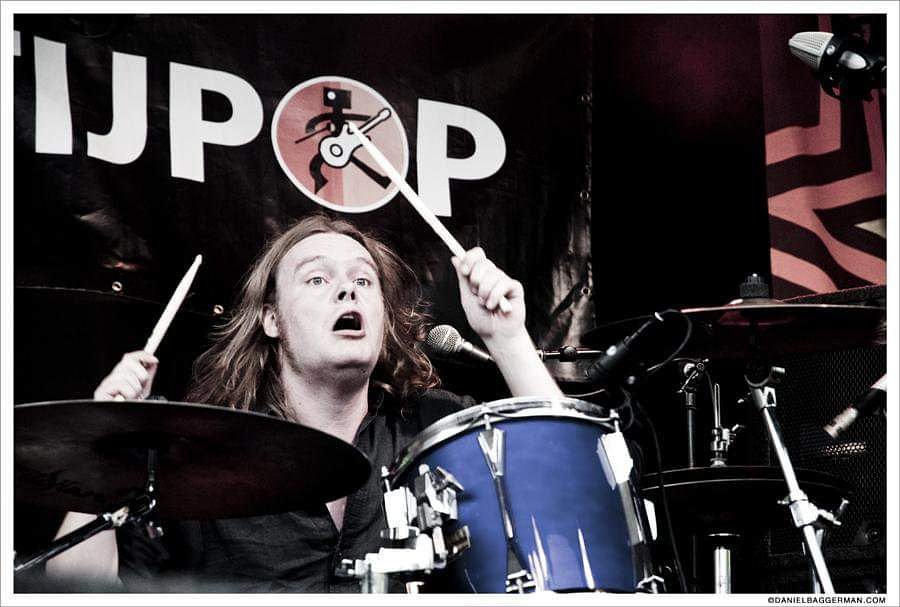 Geert is really looking forward to playing Wantijpop in his hometown Dordrecht on saturday 15/06! Here's a picture of him playing Wantijpop 2009 with BluefisH. Ten years?! This guy doesn't seem to age at all! What is his secret?!
📷 by Daniel Baggerman
<a href="/wantijpop/">Wantijpop</a> @Popcentrale