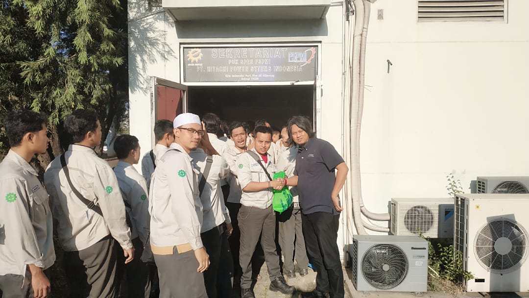 SPLBatam's tweet photo. FSPMI PT HPSI Bagikan THR Untuk Buruh Korban PHK https://t.co/ttnsdG4frn https://t.co/h0PPLWv8lo