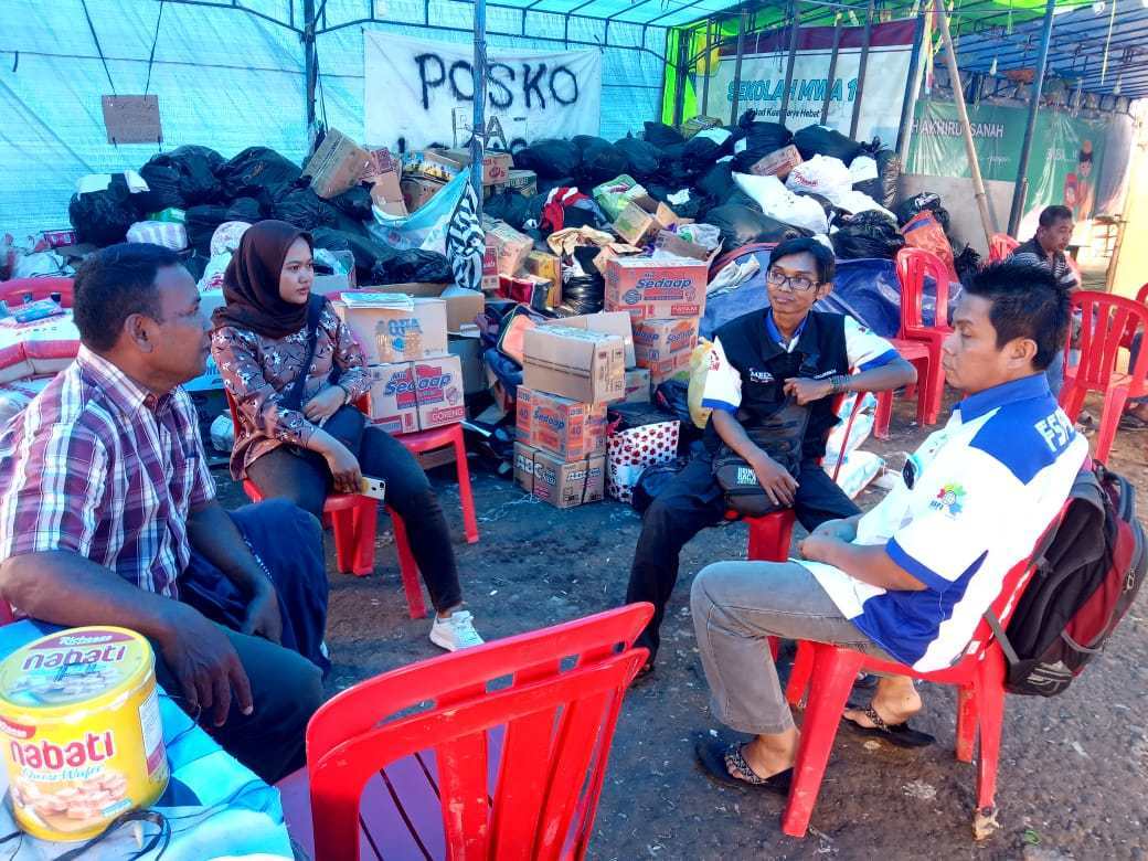 SPLBatam's tweet photo. FSPMI Beri Bantuan Untuk Korban Penggusuran Tambakrejo https://t.co/siNRhJygXa https://t.co/V264DRW79f