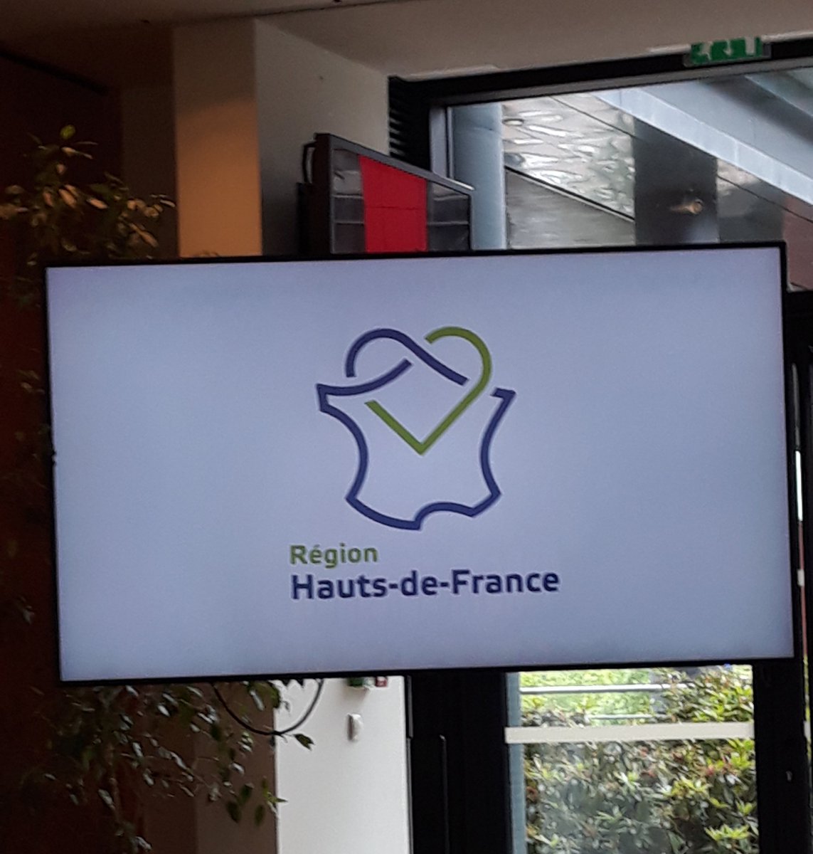 QuartiersDouai's tweet photo. Séminaire  #transition #numérique @hautsdefrance . Sur notre région environ 1,5 million d'habitants sont éloignés  du numérique. https://t.co/nwkG06oxLX