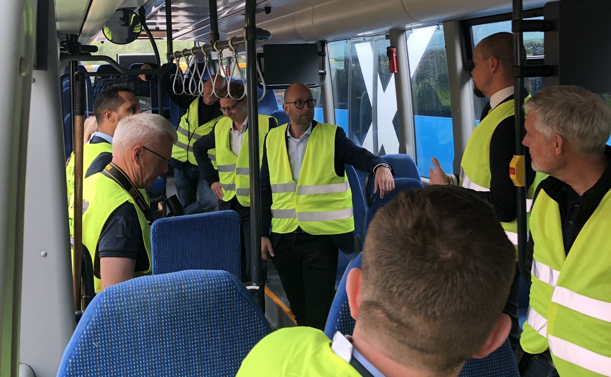 mikaelvalsted's tweet photo. Arriva i Aalborg var i dag vært for @RasmusPrehn’s og @StemLAURITZEN’s besøg. Tak for jeres tid og for at lytte til medarbejdernes spørgsmål. Vi glæder os til at se jer kæmpe for #dkgreen bustrafik i det nye Folketing 🤓 #dktrp https://t.co/0vZxFuy22n