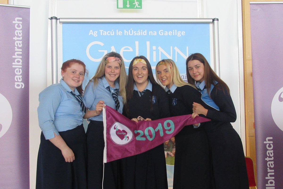 ASM_Limerick's tweet photo. Chuaigh na cailíní ón gCoiste Gaelbhratach go Baile Átha Cliath chun freastal ar bhronnadh an Gaelbhratach. Doibrigh na cailíní go dian I mbliana chun an bhrat seo a fháil agus táimid an-bhródúil astu. Bhí lá iontach acu, ag rince agus ag canadh leis an ngrúpa @ScannalMusic. 🇮🇪💜 https://t.co/Of6V1GWa0W