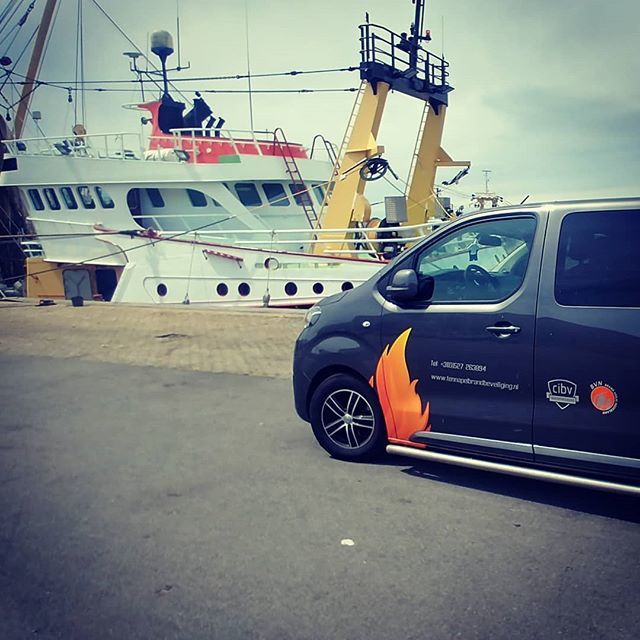 Vanmorgen weer #vroeg onderweg naar de #Urker kotters voor onderhoud van de blussystemen, kleine blusmiddelen en veiligheidsmiddelen. Weer een mooie drukke week voor de boeg.
#service #onderhoud #veiligheid #hemelvaartsweek bit.ly/2woDgQO