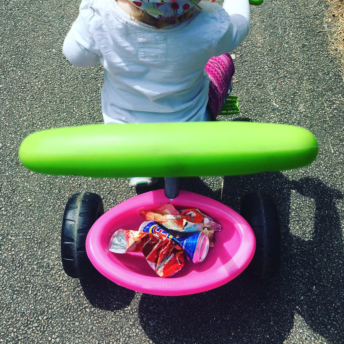 TeamSherrards's tweet photo. Around Sherrards Ward with our number one supporter, a touch of litter picking and listening to parking concerns from a concerned constituent 👣🗑 ♻️👂
#WelwynGardenCity #Sherrards #SherrardsWard #Community #CleanUpWGC #TeamSherrards https://t.co/8N3tKQfpTG