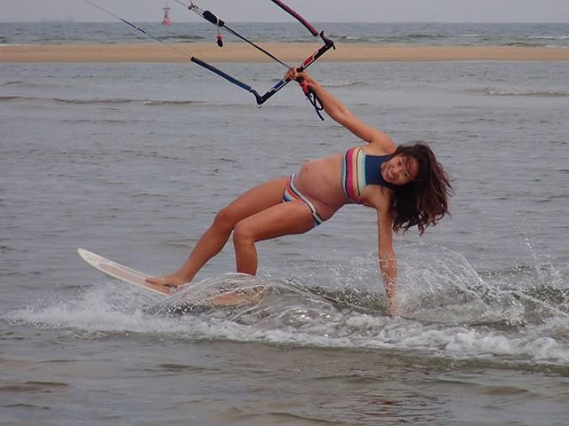 AyaKite's tweet image. Pregnant can kite!
For the ones who were worried of my baby, there&apos;s no way I can get death loop, tea-bagged or whatever this way!
#theresalwaysasolution #letmeenjoy 
Oh, I need to tell that I was alone on the water. ※I don&apos;t recommend everyone to go… bit.ly/2JCTjTK