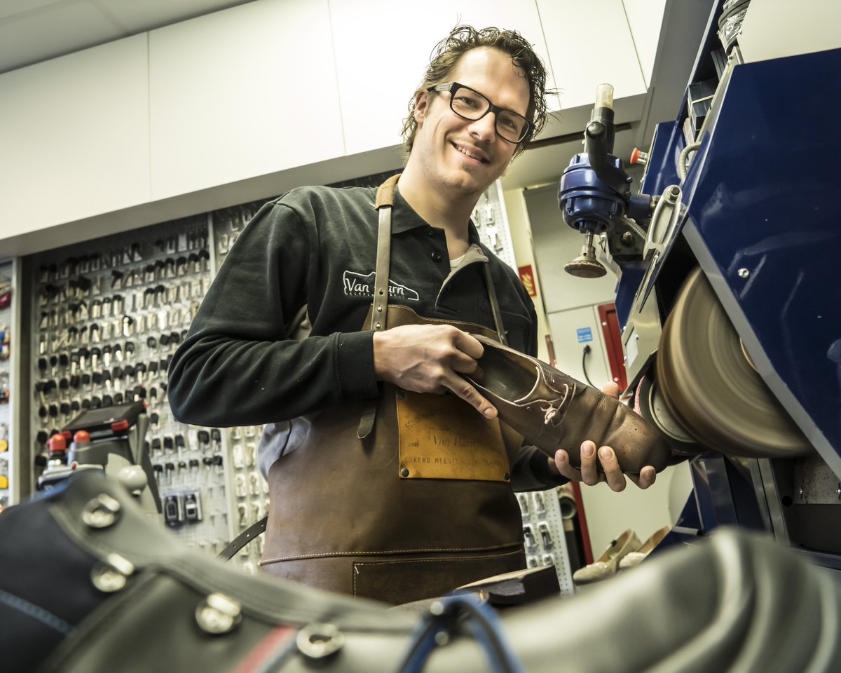 Meesterschoenmaker Marius van Harn is door de Nederlandse Schoenmakers Vereniging uitgeroepen tot Schoenmakerij van het jaar 2019. Hij onderscheidt zich volgens de jury met modern ondernemerschap en ambachtelijk vakmanschap.

Meer lezen?
stadinbedrijf.nl/businessmagazi…