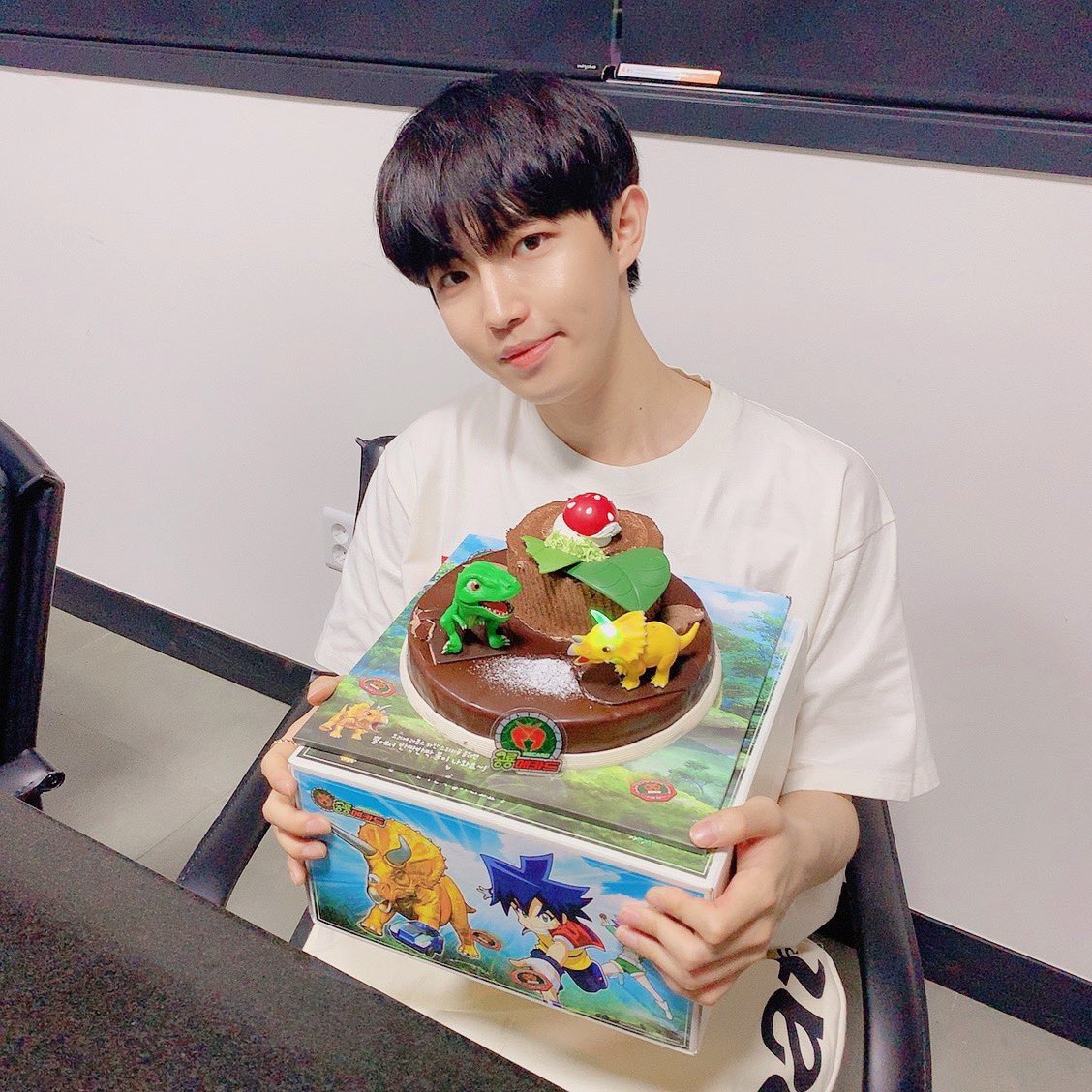 JjaeniKangaroo's tweet photo. We also have cakes🎂😎

Happy birthday 🥟💕

#김재환 #KIMJAEHWAN #キムジェファン #金在奂 
#재환이와_꿈같은_생일_랄라 
#MyStar_재환아_생일축하해
#재환아_24번째_생일축하해 https://t.co/pXuc1u89xo