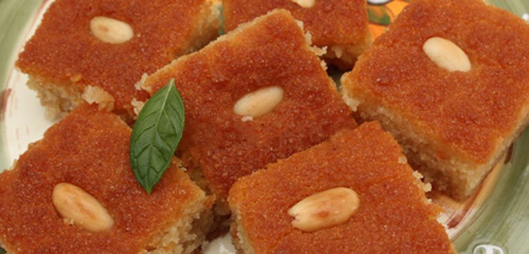 KALB EL LOUZDénomination typiquement algéroise qui signifie « cœur d'amandes est une pâtisserie originaire de Constantine, très consistante, à base de semoule, d'amandes, de fleur d'oranger et très fondante grâce au sirop de miel (cherbette) dont elle est abondamment arrosée.
