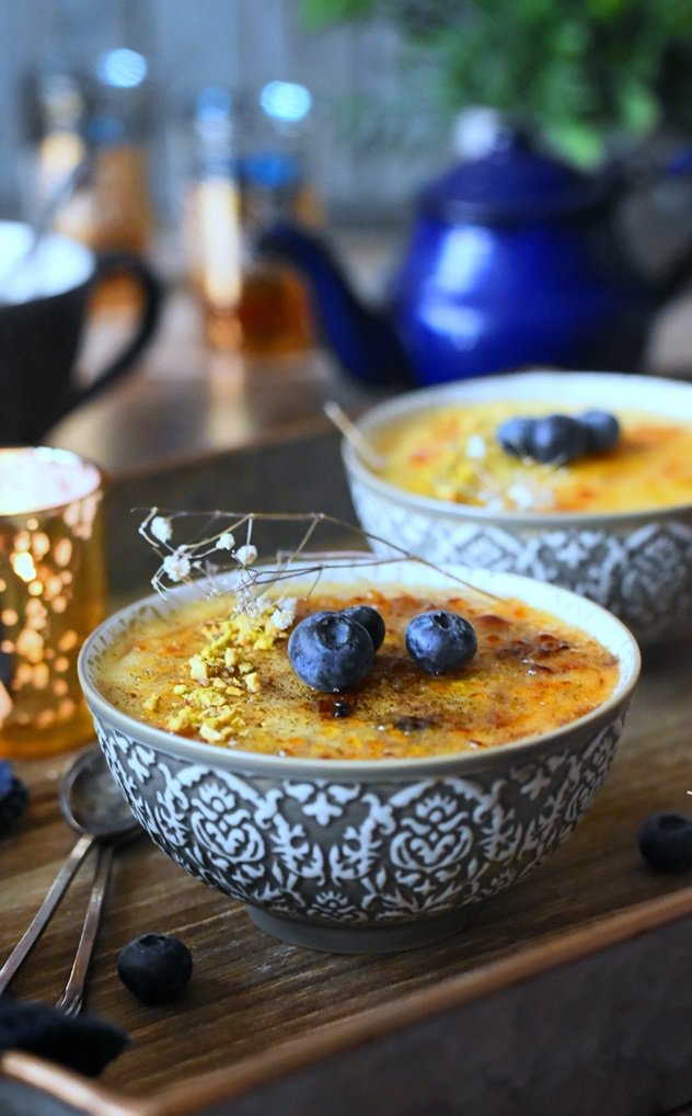 PALOUZAUn dessert incontournable durant les soirées ramadanesques frais et agréablement parfumé à la fleur d’oranger qu’on garni de fruits secs. Une sorte d’entremets au lait et fécule de riz parfumé à l’orange et raisins secs très appréciée à l’Est de l’Algérie.