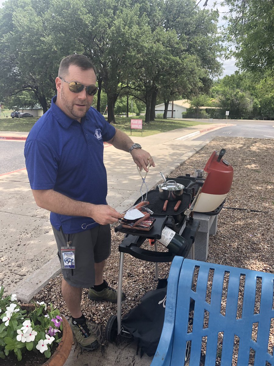 keele_jami's tweet photo. Happy Memorial Day from KWE...... @lampasaskwe https://t.co/niW1vyMPhR