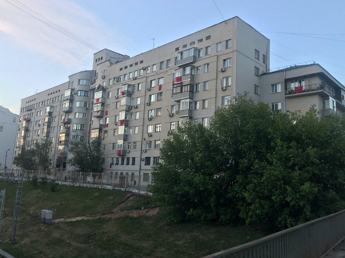 для чего вывешивают красные тряпки за окном. Смотреть фото для чего вывешивают красные тряпки за окном. Смотреть картинку для чего вывешивают красные тряпки за окном. Картинка про для чего вывешивают красные тряпки за окном. Фото для чего вывешивают красные тряпки за окном