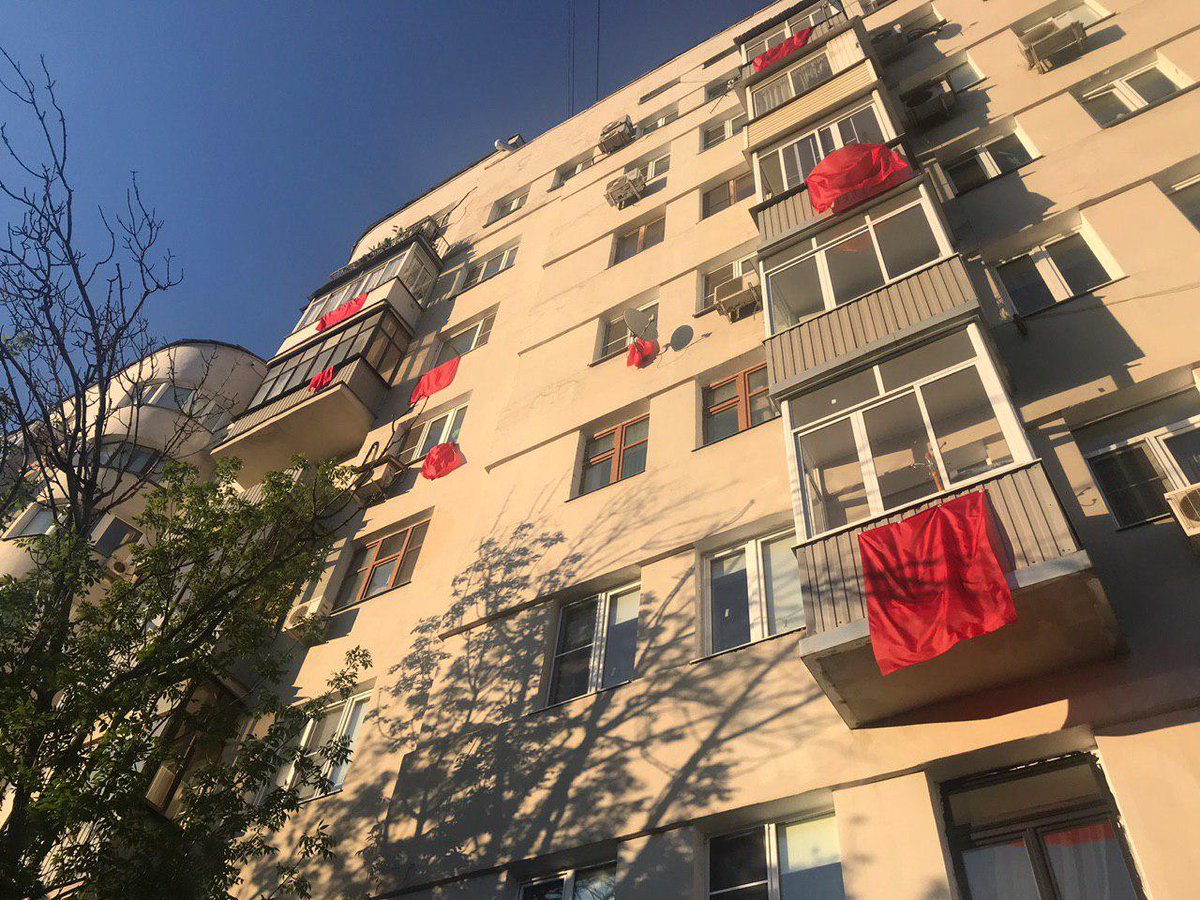 для чего вывешивают красные тряпки за окном. Смотреть фото для чего вывешивают красные тряпки за окном. Смотреть картинку для чего вывешивают красные тряпки за окном. Картинка про для чего вывешивают красные тряпки за окном. Фото для чего вывешивают красные тряпки за окном