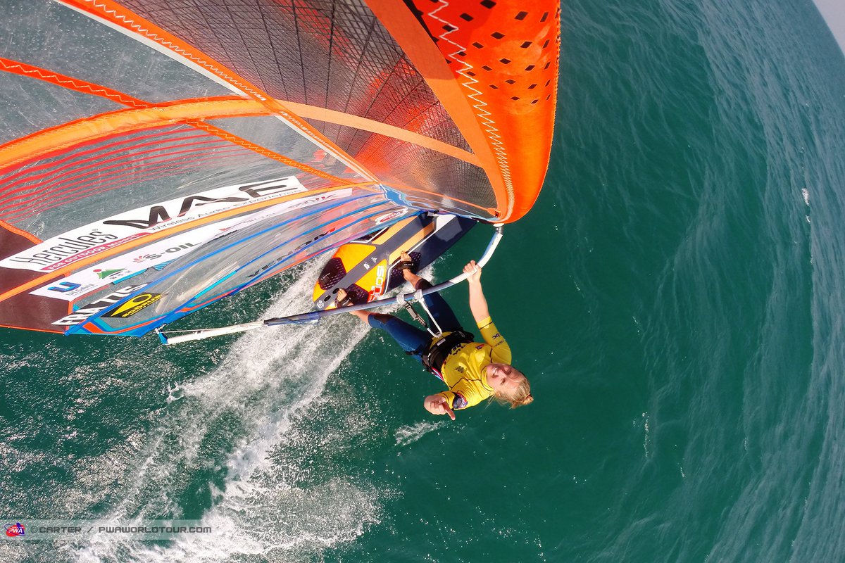 Super bilan de la tournée asiatique de la Coupe du Monde PWA pour l'Equipe de France de Funboard 🇫🇷. Un beau triplé en Corée 🇰🇷 en Slalom pour les Filles, Delphine Cousin impériale et des Bleus leaders aux classements! #FRAsailing
👉 Toutes les infos : bit.ly/EDFAsie
