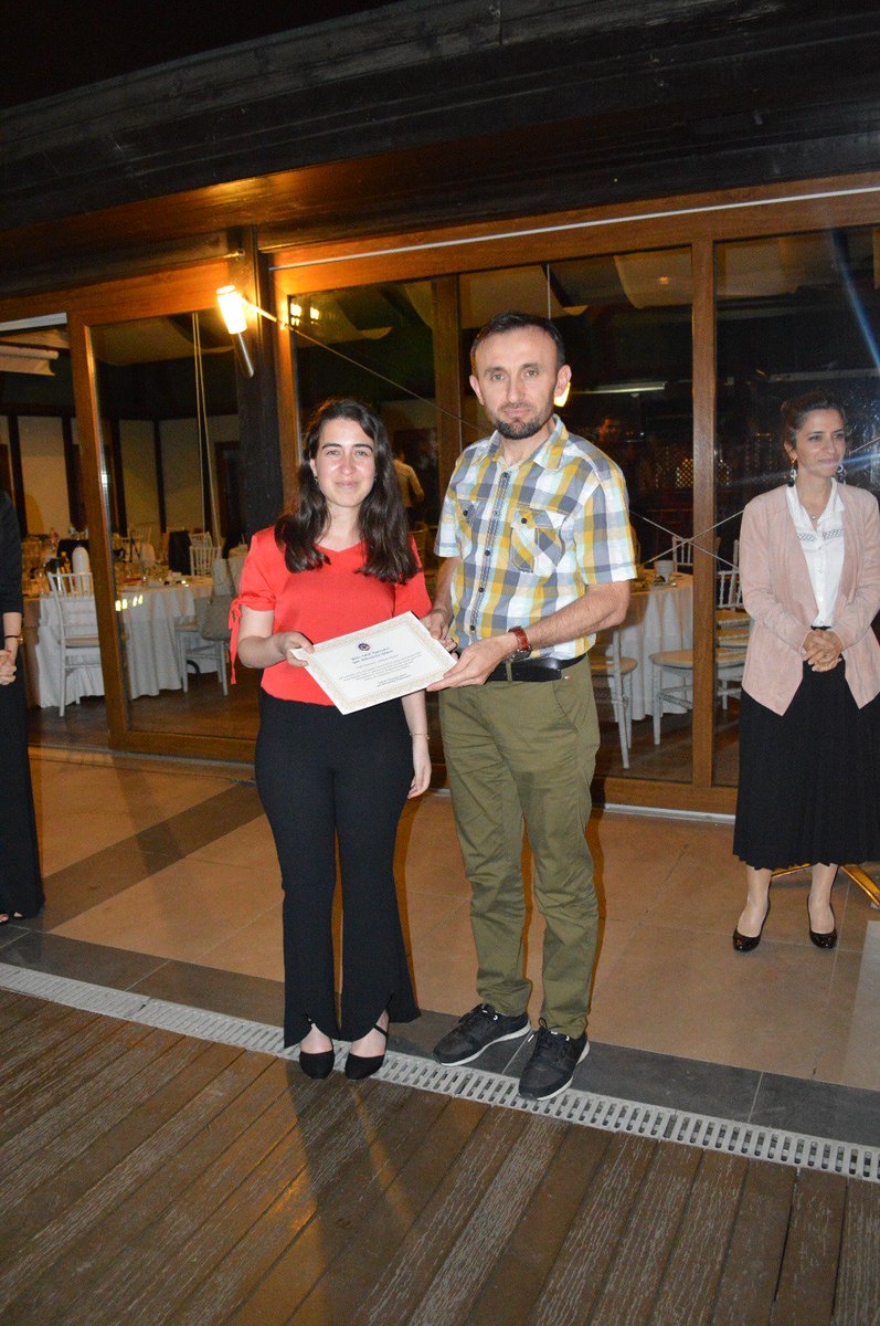 Sayın Prof. Dr. Osman SAĞDIÇ hocamızın ve diğer hocalarımızın bölüm derecesine giren arkadaşlarımıza başarı belgelerini takdim ederken..
Tüm mezunlarımıza bundan sonraki hayatlarında başarılar diler, tek dersten kalan arkadaşlarımıza da başarılar dileriz. 🎓