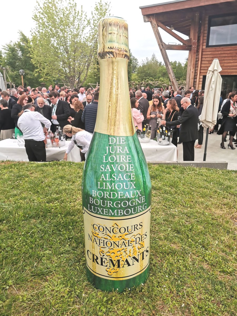 winewankers's tweet photo. What's the biggest bottle of #wine you've had?
It takes a really big bottle the fit in all the regions that produce Crรฉmant!
#postbyconrad #cremant2019 @DemiCassiani @pietrosd @nineov @suziday123 @damewine @Fiery01Red @frankstero @talkavino @muladhara @SashaEats @TheWineStalker https://t.co/yGFyjpgn3o