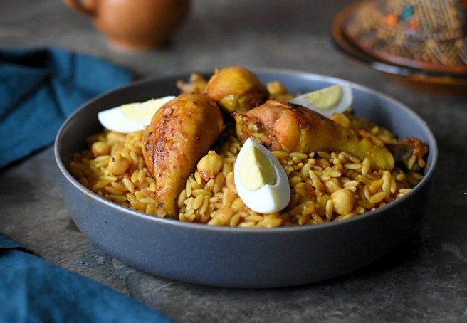 TLITLIUn plat traditionnel, originaire de l’est du pays, à base de pâtes traditionnelles qui ressemblent aux pâtes dites " langues d’oiseaux". Ce plat s’accompagne d’œufs durs symbolisant la prospérité et la fécondité dans la croyance populaire algérienne.