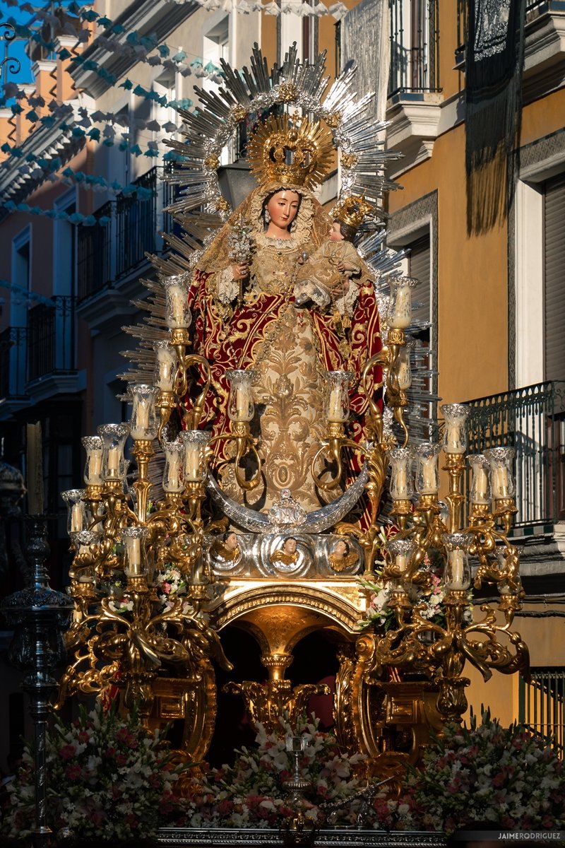 Virgen de la Alegría... 

#GloriasSevilla19
#Sevilla